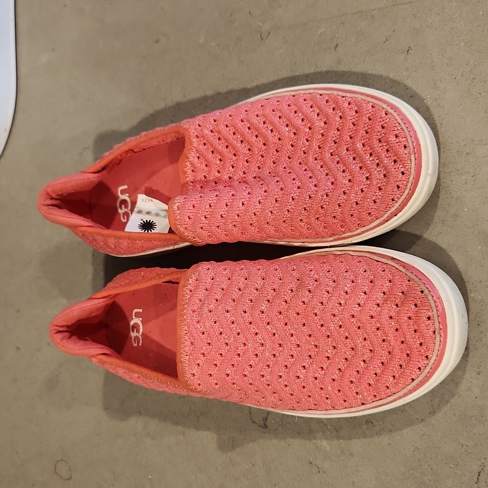 ugg Caplan kids slip ons sz 6y